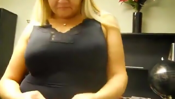 Webcam Milf Avslöjar Sina Stora Naturliga Bröst