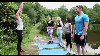 Sessão De Yoga Se Transforma Em Uma Intensa Experiência De Cfnm