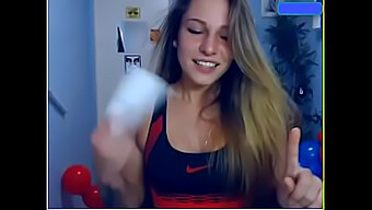 Orgasmo Impresionante De Una Impresionante Adolescente En La Webcam