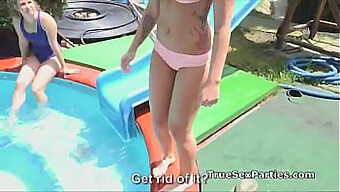 Giovani Donne Amatoriali Fanno Un'Orgia A Bordo Piscina