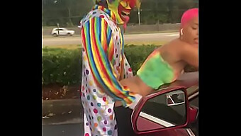 Afrikanisches Amerikanisches Paar Hat Outdoor-Sex Mit Clowns