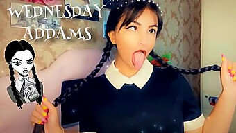 Cosplayer Wednesday Addams Gibt Einen Schlampigen Deepthroat Mit Ahegao-Gesichtsbesamung