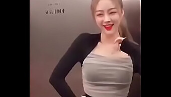 สาวงามชาวเอเชียโชว์ทักษะการเต้นของพวกเขาในการรวบรวม Tiktok ที่เซ็กซี่