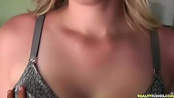 Slujba De Curvă A Unei Blonde Slabe Implică Sex Oral Pov Pe Străzi