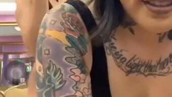 Garota Asiática Tatuada Mostra Seus Movimentos No Periscope De Meia-Calça