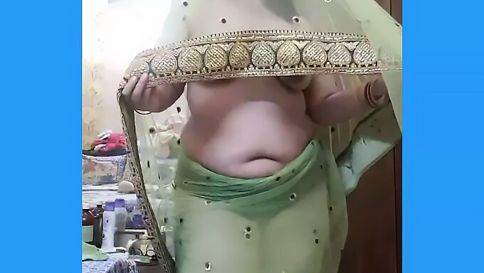 Tía India Muestra Sus Curvas En Saree Para Su Cónyuge