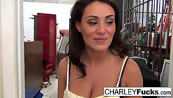 Charley, Den Brunette Pornostjerne, Hengiver Sig Til Sensuel Selvfornøjelse